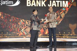 BankJatim Sabet Dua Penghargaan Sekaligus dalam CNN Awards 2024