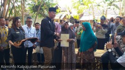 Menteri AHY Serahkan Sertipikat untuk 52 Warga Pasuruan