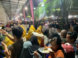 Satu Jam Tiga Ton Ayam Ludes Dalam Tradisi Grebek Ayam Desa Sidowungu Gresik