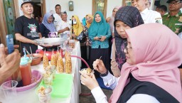 Bupati Ipuk Salurkan Bantuan Usaha Untuk Pengusaha Mikro di Banyuwangi