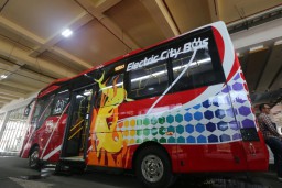 Pemkot Surabaya Tambah 11 Unit Bus Listrik dan 32 Feeder Wara Wiri