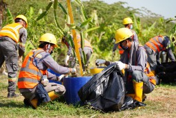 Puluhan Insan Petrokimia Gresik Ikut Bersih-bersih Pantai