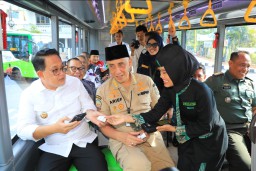 Pj Gubernur Adhy Karyono Launching Bus Trans Jatim Koridor V Surabaya-Bangkalan