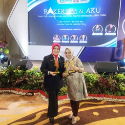 UHT Surabaya Raih 4 Penghargaan Kampus Unggulan