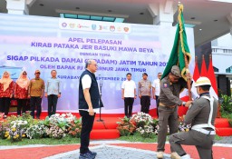 Pj. Sekdaprov Bobby Berangkatkan Kirab Pataka Jer Basuki Mawa Beya Hari Jadi Ke-79 Provinsi Jatim