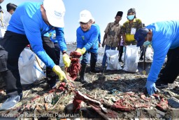 Pemkab Pasuruan Kerja Bakti Bersihkan Sampah Plastik di Pantai Lekok