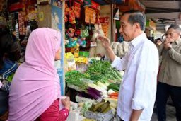 Presiden Jokowi Blusukan di Pasar Dukuh Kupang