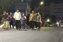 Malam Hari, Wali Kota Eri Sidak Proyek Pengaspalan Jalan Bubutan