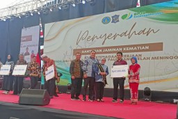Pemkot Surabaya Serahkan Santunan JKM Bunda PAUD