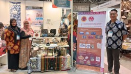 Kerajinan UMKM Binaan PT Smelting Undang Perhatian Pengunjung Tokyo International Gift Show