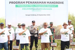 Sambut Hari Maritim Nasional, SPMT Grup Perkuat Ekosistem Pesisir Kalteng dengan 30.000 Bibit Mangrove