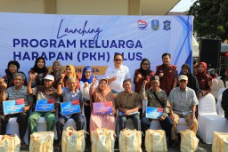 Serahkan PKH Plus untuk 102 Lansia Surabaya, Pj. Gubernur Adhy: Bentuk Penguatan Ekonomi Keluarga Rentan Sosial