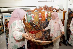 Kunjungi Galeri Dekranasda Tulungagung, Pj. Ketua Dekranasda Jatim Kenalkan Lebih Dekat Kerajinan Lokal