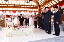 Jelang HUT Ke-79 Jawa Timur, Pj. Gubernur Jatim Ziarah dan Tabur Bunga ke Makam Gubernur Soerjo
