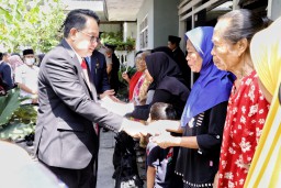 Pj. Gubernur Adhy Pastikan Masyarakat Rentan Jadi Sasaran Penerima Bantuan Pemprov Jatim