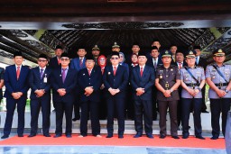 Jelang Hari Jadi ke-79 Provinsi Jatim, Pj. Gubernur Adhy Ziarah dan Tabur Bunga di Makam Proklamator RI