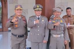 Sekda Gresik dan Kasatpol PP Gresik Sambut Kirab Bendera Pataka Jer Basuki Mawa Beya