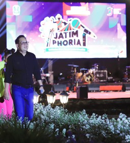 Membaur Bersama Ribuan Masyarakat di Jatim Phoria 2024, Pj. Gubernur Adhy: Terima Kasih Telah Jaga Bumi Majapahit Terus Maju dan Mendunia