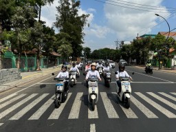 #Cari Aman Naik Motor Saat Cuaca Panas Bersama Honda