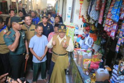 Pantau Peredaran Rokok Ilegal, Pjs Bupati Jazuli Sidak Pasar Dinoyo