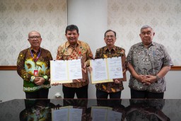 Atasi Permasalahan Emisi Gas Berlebihan, BankJatim Berikan 50 Unit Sepeda Listrik Ke Unair