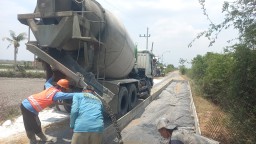 Kiprah Kades Raci Kulon, Gresik, Fokus Pembangunan Infrastruktur Jalan, Dorong Produktivitas dan Perekonomian Warga Desa