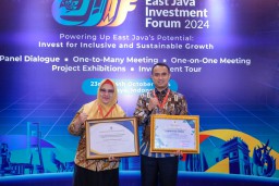 Pemkab Gresik Bawa Dua Penghargaan Pada Ajang East Java Investment Forum