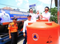 Pj. Gubernur Adhy Salurkan Air Bersih untuk Dua Desa Terdampak Kemarau di Kabupaten Blitar
