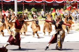 Tari Kolosal Hingga Flash Mob Semarakkan Upacara Hari Jadi Ke-79 Provinsi Jatim di Grahadi