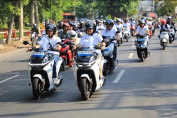 Pj Gubernur Jatim Konvoi Motor Listrik Bareng PLN