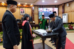 Pjs Bupati Sidoarjo Isa Ansori Hadiri Pengambilan Sumpah Janji Ketua dan Wakil Ketua DPRD Sidoarjo Periode 2024-2029