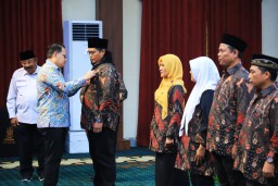 Pj Gubernur Jatim Serahkan Penghargaan Dan Lencana Bagi 590 Orang Pendonor Darah Sukarela 75 Kali