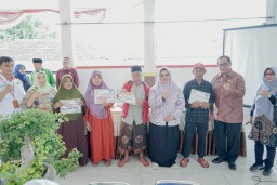 Dukung Kesejahteraan Warga, 323 Penerima Manfaat di Bawean Terima BLT dari Pemkab Gresik