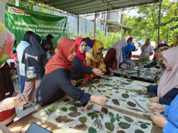 Emak-emak Kampung Hidroponik Medokan Ayu Olah Sampah Jadi Batik Ecoprint