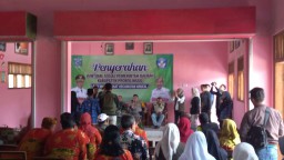 Pemkab Probolinggo Berikan Alat Bantu Sekolah di Krucil