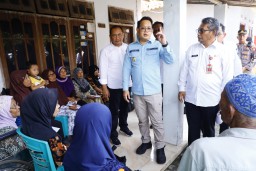 Upaya Entas Kemiskinan, Pj. Gubernur Adhy Serahkan Program Rehabilitasi Rutilahu Warga Tak Mampu di Kediri