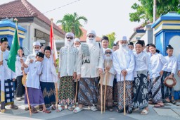 Ribuan Santri Gresik Kompak Bersarung dan Mlaku Bareng di Gebyar HSN