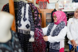 Penasehat DWP Prov Jatim Tinjau Produksi Batik Gedog di Tuban