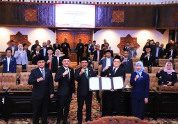Raperda APBD Jatim 2025 Resmi Disetujui, Pj. Gubernur Adhy Pastikan Pendidikan dan Kesehatan Masyarakat Jadi Prioritas