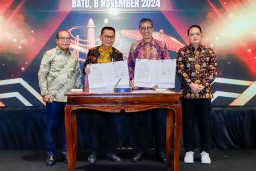 Pj Gubernur Adhy Saksikan Penandatanganan Shareholder Agreement Bank Jatim dengan Bank Lampung