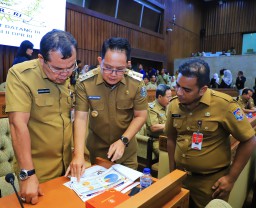 Rapat Dengar Pendapat Bersama DPR RI dan Mendagri, Pj. Gubernur Adhy Pastikan Jatim Siap Gelar Pilkada Serentak 2024