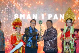 Pj. Gubernur Jatim Tekankan Konsistensi Prestasi di SMA Award 2024