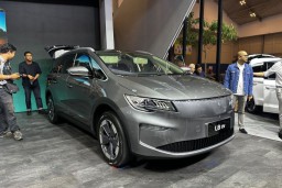Aletra Mobil Nusantara Luncurkan MPV Listrik L8 EV di GJAW 2024