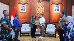 Pj Gubernur Serahkan Perpanjangan SK Pj. Walikota Kediri
