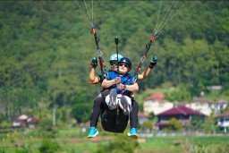 Keseruan Pj. Gubernur Jatim dan Pj. Gubernur Lampung Nikmati Wisata Tandem Paralayang di Kota Batu