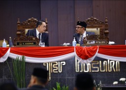 Sampaikan Jawaban Eksekutif Pandangan Umum Fraksi untuk Raperda APBD TA 2025, Pj. Gubernur Jatim Siap Akselerasi Peningkatan PAD
