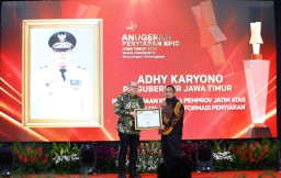 Pj. Gubernur Jatim Dinobatkan Sebagai Kepala Daerah Peduli Penyiaran