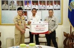 BankJatim Serahkan CSR Pengecatan Dinding Gor Sultan Abdul Kadirun Kepada Pemkab Bangkalan