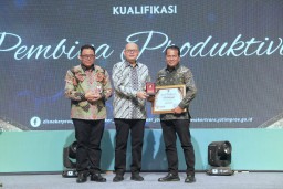 Pj. Sekdaprov Jatim Serahkan Anugerah Siddhakarya 2024