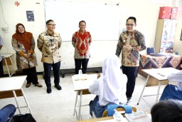 Pj. Gubernur Jatim Tinjau Uji Coba Program Makan Bergizi di SMA dan SMK Gema 45 Surabaya